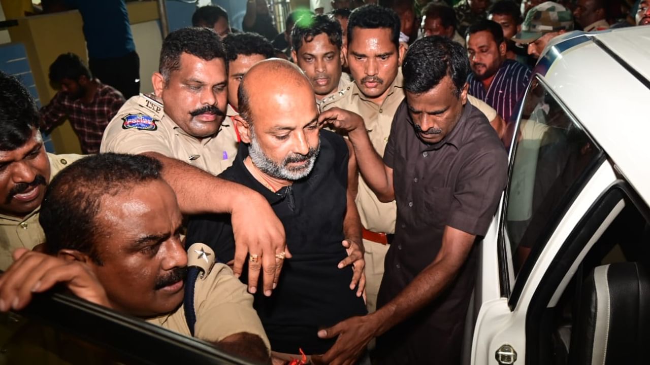 Bandi Sanjay Arrest: పేపర్ లీక్ నిందితులతో టచ్‌లో బండి సంజయ్‌.. సాయంత్రం నుంచి 10 ఫోన్ కాల్స్..?!