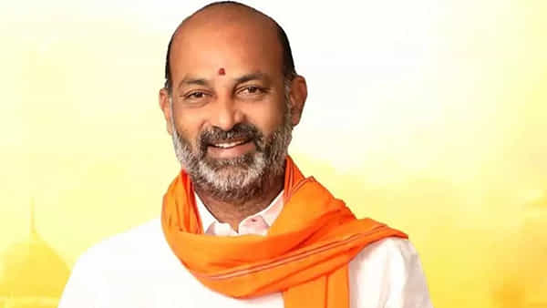 Bandi Sanjay: అవును.. ఇవన్ని చెప్పించేది ఆయనే.. బీజేపీ తెలంగాణ అధ్యక్షుడి మార్పుపై బండి సంజయ్ సంచలన వ్యాఖ్యలు..