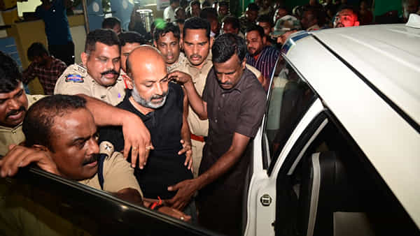 Bandi Sanjay: ఖైదీ నెంబర్ 7917.. కరీంనగర్ జైల్లోని గోదావరి బ్యారక్లో బండి సంజయ్..