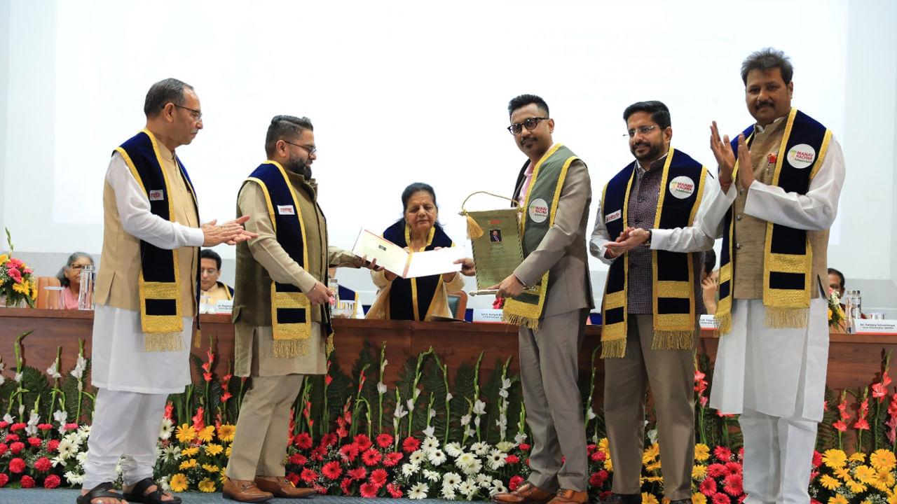 Barun Das Receiving The honour