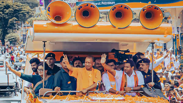 Karnataka Elections: ఎన్నికల ప్రచారంలో కలర్ఫుల్ సీన్స్.. ర్యాలీలో యోగీ.. టిఫిన్ సెంటర్లో దోశ వేసిన ప్రియాంక