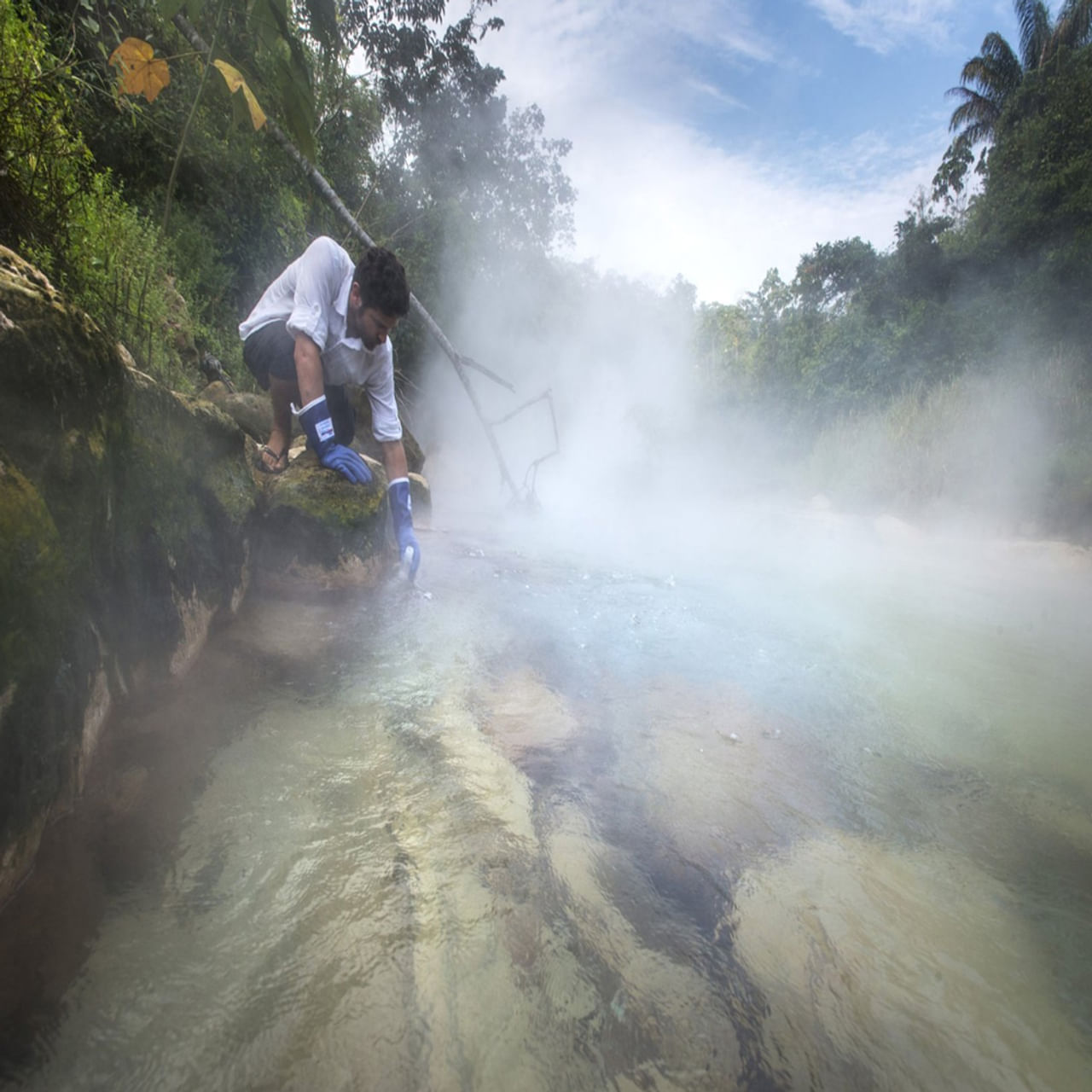 Boiling River పొగలు కక్కే 200 డిగ్రీల వేడి నీళ్ల నది.. ఇందులో దిగితే