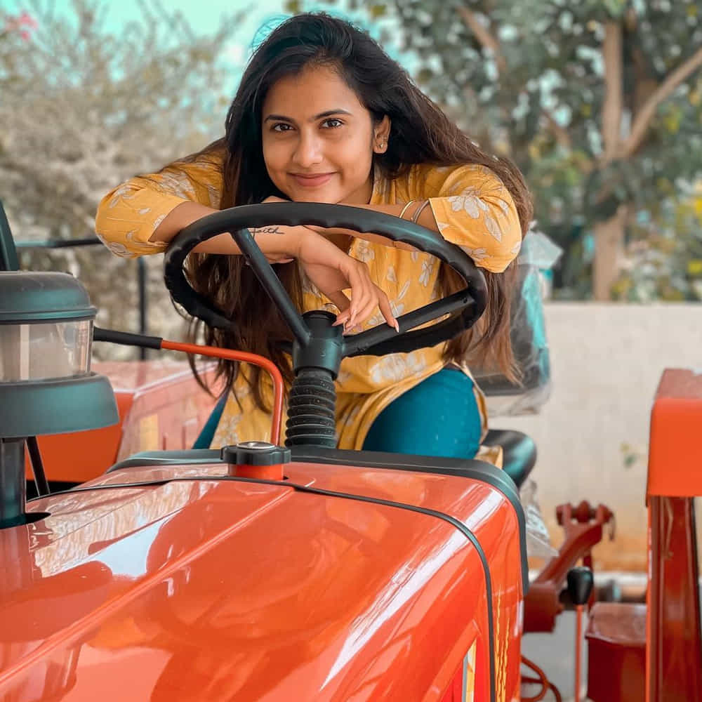 బన్నీవాక్స్ పేరుతో టిక్ టాక్లో వీడియోలను చేస్తూ అందరిని ఆకట్టుకున్న ఈ భామ అసలు పేరు వర్షిన్నె వర్మ. అంతే కాదు యూట్యూబ్ లో షార్ట్ ఫిలిమ్స్, కవర్ సాంగ్స్ చేస్తూ తనకంటూ ఓ గుర్తింపు తెచ్చుకుంది ఈ ముద్దుగుమ్మ. 2020లో తెలుగు సినిమా విద్యార్థిలో ఆమె తొలిసారిగా నటించింది. తర్వాత ఇటీవలే విడుదలైన రాచి గాడి పెళ్లి చిత్రంలో కనిపించింది. ఈమె చేసిన 'ఓ పిల్ల' సాంగ్ ప్రేక్షకులను ఆకట్టుకుంది. ఇటీవలే విడుదలైన 'వెన్నెల' సాంగ్ ప్రస్తుతం యూట్యూబ్ లో ట్రేండింగ్ లో ఉంది. సోషల్ మీడియాలో ఎప్పుడు యాక్టీవ్ గా ఉంటుంది ఈ వయ్యారు. తాజాగా ఈమె షేర్ చేసిన ఫోటోలకు కుర్రాళ్ళు ఫిదా అవుతున్నార.