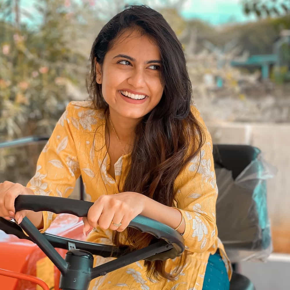 బన్నీవాక్స్ పేరుతో టిక్ టాక్లో వీడియోలను చేస్తూ అందరిని ఆకట్టుకున్న ఈ భామ అసలు పేరు వర్షిన్నె వర్మ. అంతే కాదు యూట్యూబ్ లో షార్ట్ ఫిలిమ్స్, కవర్ సాంగ్స్ చేస్తూ తనకంటూ ఓ గుర్తింపు తెచ్చుకుంది ఈ ముద్దుగుమ్మ. 2020లో తెలుగు సినిమా విద్యార్థిలో ఆమె తొలిసారిగా నటించింది. తర్వాత ఇటీవలే విడుదలైన రాచి గాడి పెళ్లి చిత్రంలో కనిపించింది. ఈమె చేసిన 'ఓ పిల్ల' సాంగ్ ప్రేక్షకులను ఆకట్టుకుంది. ఇటీవలే విడుదలైన 'వెన్నెల' సాంగ్ ప్రస్తుతం యూట్యూబ్ లో ట్రేండింగ్ లో ఉంది. సోషల్ మీడియాలో ఎప్పుడు యాక్టీవ్ గా ఉంటుంది ఈ వయ్యారు. తాజాగా ఈమె షేర్ చేసిన ఫోటోలకు కుర్రాళ్ళు ఫిదా అవుతున్నార.