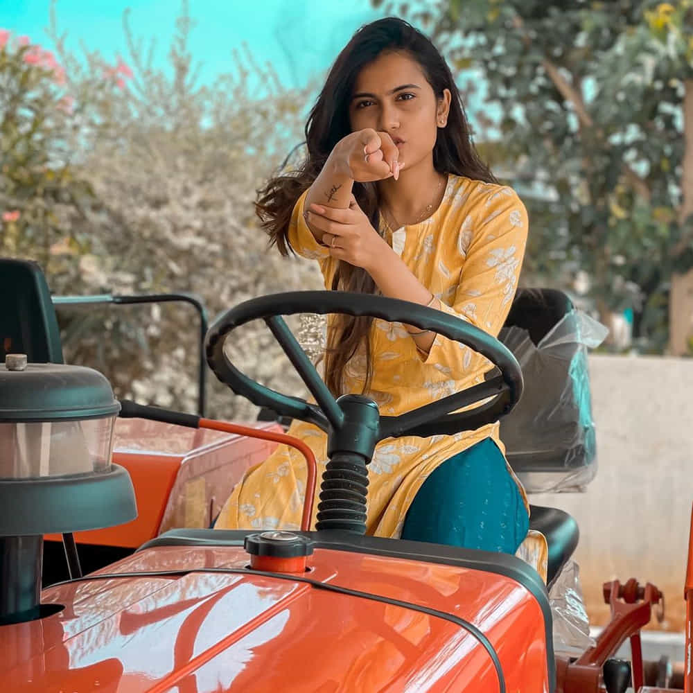 బన్నీవాక్స్ పేరుతో టిక్ టాక్లో వీడియోలను చేస్తూ అందరిని ఆకట్టుకున్న ఈ భామ అసలు పేరు వర్షిన్నె వర్మ. అంతే కాదు యూట్యూబ్ లో షార్ట్ ఫిలిమ్స్, కవర్ సాంగ్స్ చేస్తూ తనకంటూ ఓ గుర్తింపు తెచ్చుకుంది ఈ ముద్దుగుమ్మ. 2020లో తెలుగు సినిమా విద్యార్థిలో ఆమె తొలిసారిగా నటించింది. తర్వాత ఇటీవలే విడుదలైన రాచి గాడి పెళ్లి చిత్రంలో కనిపించింది. ఈమె చేసిన 'ఓ పిల్ల' సాంగ్ ప్రేక్షకులను ఆకట్టుకుంది. ఇటీవలే విడుదలైన 'వెన్నెల' సాంగ్ ప్రస్తుతం యూట్యూబ్ లో ట్రేండింగ్ లో ఉంది. సోషల్ మీడియాలో ఎప్పుడు యాక్టీవ్ గా ఉంటుంది ఈ వయ్యారు. తాజాగా ఈమె షేర్ చేసిన ఫోటోలకు కుర్రాళ్ళు ఫిదా అవుతున్నార.