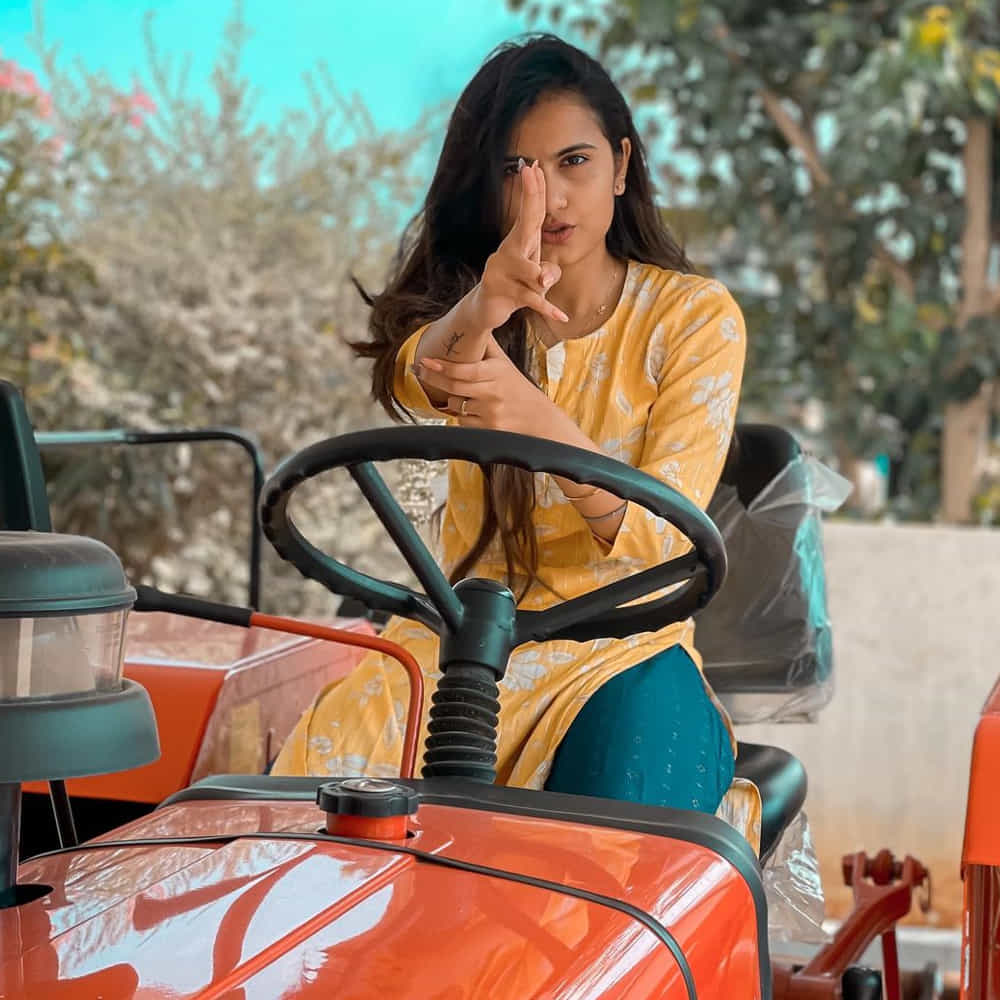 బన్నీవాక్స్ పేరుతో టిక్ టాక్లో వీడియోలను చేస్తూ అందరిని ఆకట్టుకున్న ఈ భామ అసలు పేరు వర్షిన్నె వర్మ. అంతే కాదు యూట్యూబ్ లో షార్ట్ ఫిలిమ్స్, కవర్ సాంగ్స్ చేస్తూ తనకంటూ ఓ గుర్తింపు తెచ్చుకుంది ఈ ముద్దుగుమ్మ. 2020లో తెలుగు సినిమా విద్యార్థిలో ఆమె తొలిసారిగా నటించింది. తర్వాత ఇటీవలే విడుదలైన రాచి గాడి పెళ్లి చిత్రంలో కనిపించింది. ఈమె చేసిన 'ఓ పిల్ల' సాంగ్ ప్రేక్షకులను ఆకట్టుకుంది. ఇటీవలే విడుదలైన 'వెన్నెల' సాంగ్ ప్రస్తుతం యూట్యూబ్ లో ట్రేండింగ్ లో ఉంది. సోషల్ మీడియాలో ఎప్పుడు యాక్టీవ్ గా ఉంటుంది ఈ వయ్యారు. తాజాగా ఈమె షేర్ చేసిన ఫోటోలకు కుర్రాళ్ళు ఫిదా అవుతున్నార.