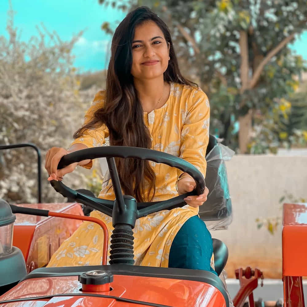 బన్నీవాక్స్ పేరుతో టిక్ టాక్లో వీడియోలను చేస్తూ అందరిని ఆకట్టుకున్న ఈ భామ అసలు పేరు వర్షిన్నె వర్మ. అంతే కాదు యూట్యూబ్ లో షార్ట్ ఫిలిమ్స్, కవర్ సాంగ్స్ చేస్తూ తనకంటూ ఓ గుర్తింపు తెచ్చుకుంది ఈ ముద్దుగుమ్మ. 2020లో తెలుగు సినిమా విద్యార్థిలో ఆమె తొలిసారిగా నటించింది. తర్వాత ఇటీవలే విడుదలైన రాచి గాడి పెళ్లి చిత్రంలో కనిపించింది. ఈమె చేసిన 'ఓ పిల్ల' సాంగ్ ప్రేక్షకులను ఆకట్టుకుంది. ఇటీవలే విడుదలైన 'వెన్నెల' సాంగ్ ప్రస్తుతం యూట్యూబ్ లో ట్రేండింగ్ లో ఉంది. సోషల్ మీడియాలో ఎప్పుడు యాక్టీవ్ గా ఉంటుంది ఈ వయ్యారు. తాజాగా ఈమె షేర్ చేసిన ఫోటోలకు కుర్రాళ్ళు ఫిదా అవుతున్నార.