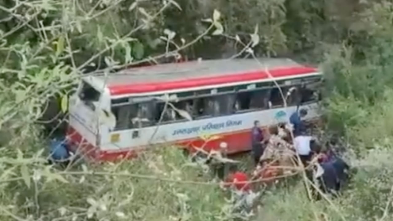 Bus Accident: లోయలో పడ్డ బస్సు.. ఇద్దరు మృతి 20 మందికి పైగా తీవ్ర గాయాలు