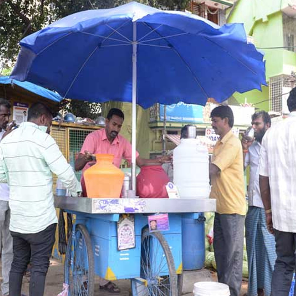  ఎండాకాలంలో రోడ్డుపై నడుచుకుంటూ లేదా వాహనాలపై వెళ్తున్నవారు మజ్జిగ లేదా లస్సీ కనిపిస్తే తాగేందుకు పక్కా ఆగుతారు. సమ్మర్‌లో మజ్జిగ ఓ ఎమోషన్. శరీరాన్ని చల్లపరచడం మాత్రమే కాకుండా.. మంచి ఆరోగ్యాన్ని కూడా ఇస్తుంది. అలానే లస్సీ కూడా. ఎండాకాలం 2, 3 నెలలు ఈ బిజినెస్ బాగుంటుంది. పెట్టుబడి కూడా తక్కువే.  లస్సీ, మజ్జిగ కరెక్ట్ ప్లేసులో అమ్ముకుంటే పక్కాగా రోజుకు 1000 రూపాయలు లాభం వస్తుంది.