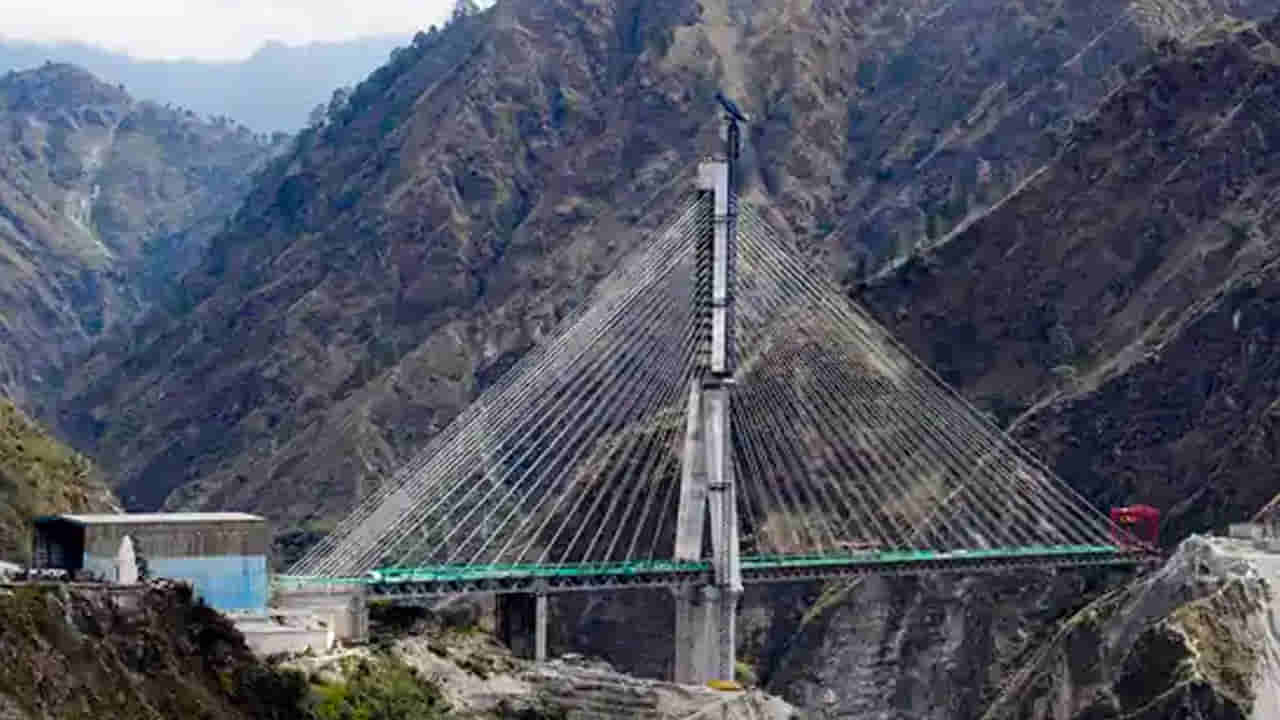 దేశంలో మొట్టమొదటి తీగల రైల్వే వంతెన సిద్ధం.. ఎక్కడంటే