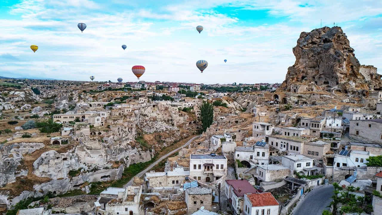 Cappadocia Turkey- ఈ ప్రాంతం అసాధారణమైన రాతి నిర్మాణాలకు ప్రసిద్ధి చెందింది. ఇందులోని "ఊహాత్మక చిమ్నీలు" ఏదో ఒక ఫాంటసీ సినిమాలా కనిపిస్తుంటాయి.
