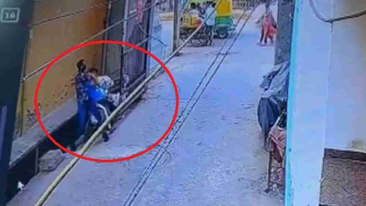 CCTV Footage: రెచ్చిపోయిన దొంగలు.. పట్టపగలు వ్యక్తిపై దాడి, దారి దోపిడీ.. వీడియో వైరల్