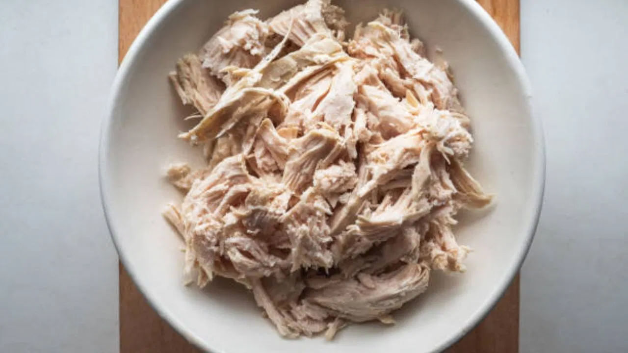 ఫ్రోజన్ చికెన్ కొనుగోలు చేసిన దుకాణం చుట్టూ మంచుతో నిండిన క్రస్ట్‌ని మీరు ఎప్పుడైనా గమనించారా? ఫ్రీజర్‌లో తేమ నిండిపోవడం వల్ల ఇది సాధారణంగా జరుగుతుంది. మీ చికెన్ నాణ్యతను ప్రభావితం చేయవచ్చు. అయితే, చికెన్ చుట్టూ అసాధారణంగా మందపాటి మంచు పొర ఉంటే అక్కడ చికెన్ అస్సలు కొనుగోలు చేయండి.