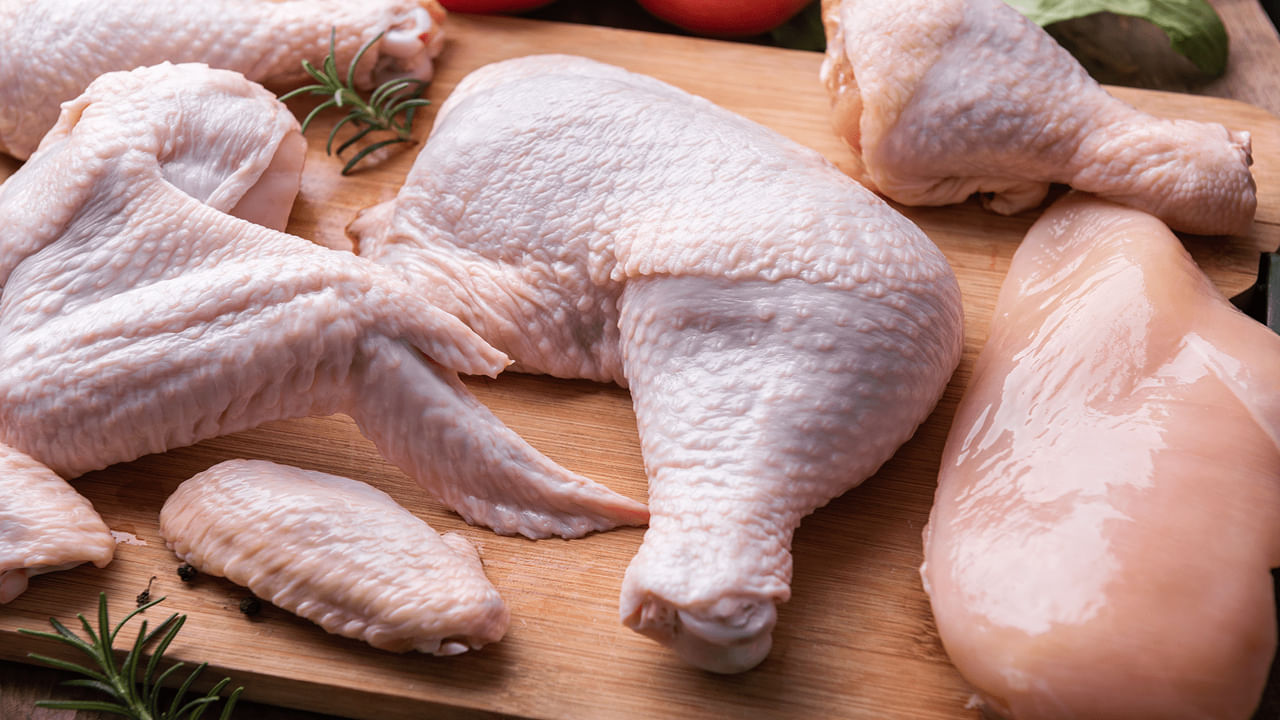 కోడి చెడిపోయిందో లేదో తెలుసుకోవడానికి రంగు మార్పు ద్వారా తేలికైన మార్గం. తాజా లేదా తాజాగా కట్ చేసిన చికెన్ ముక్కలు గులాబీ రంగును కలిగి ఉంటాయి. కాబట్టి కొనుగోలు చేసేటప్పుడు మీరు దానిని చూస్తే, మాంసం కొనడానికి సంకోచించకండి.