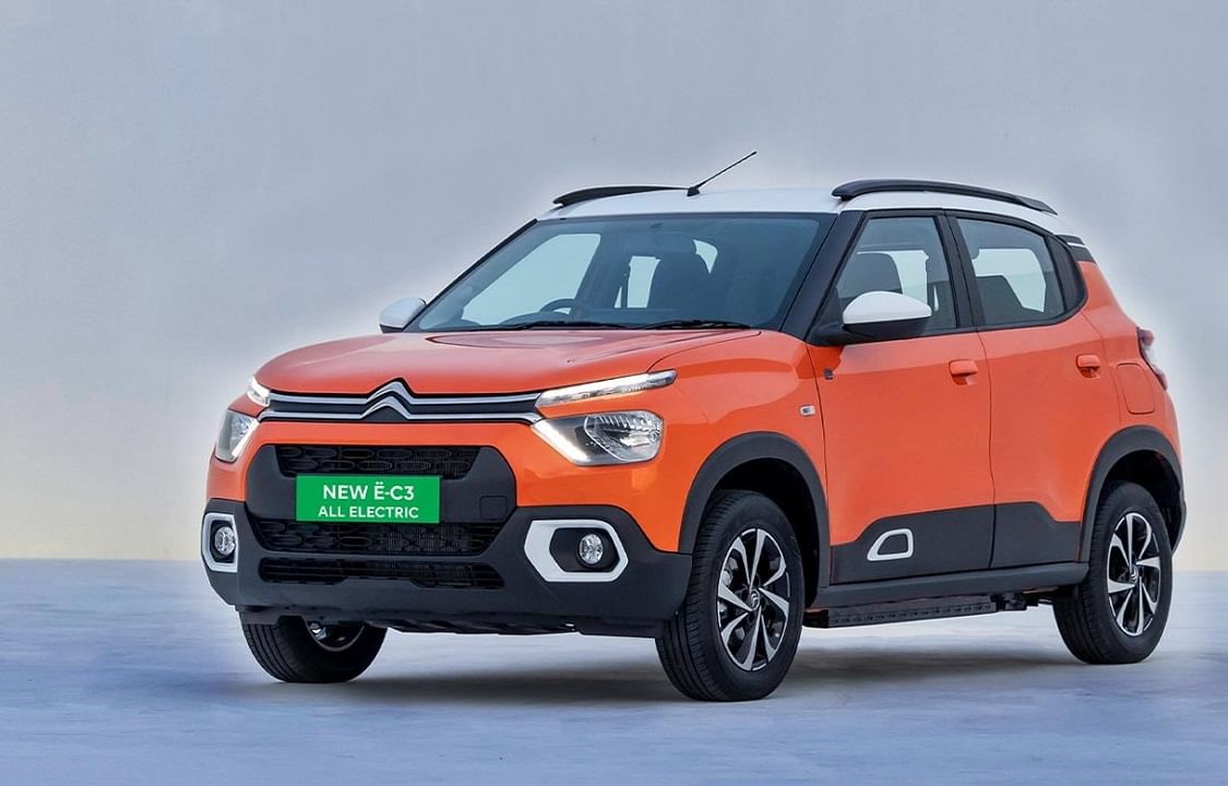 సిట్రోయెన్ ఈ-సీ3(Citroen E-C3).. ఫ్రెంచ్ కార్ల తయారీ సంస్థ సిట్రోయెన్ గత సంవత్సరం సీ3 హ్యాచ్‌బ్యాక్‌ను భారత మార్కెట్లో ప్రవేశపెట్టింది. ఇప్పుడు ఆ కంపెనీ అదే కారుని ఎలక్ట్రిక్ వెర్షన్‌లో ఈ-సీ3 పేరుతో భారత మార్కెట్లో ప్రవేశపెట్టింది.దీని ప్రారంభ ఎక్స్-షోరూమ్ ధర రూ. 11.50 లక్షలు. దీనిలోని బ్యాటరీ ఒక్కసారి చార్జ్ చేస్తే 320 కిలోమీటర్ల రేంజ్‌ ఇస్తుంది.