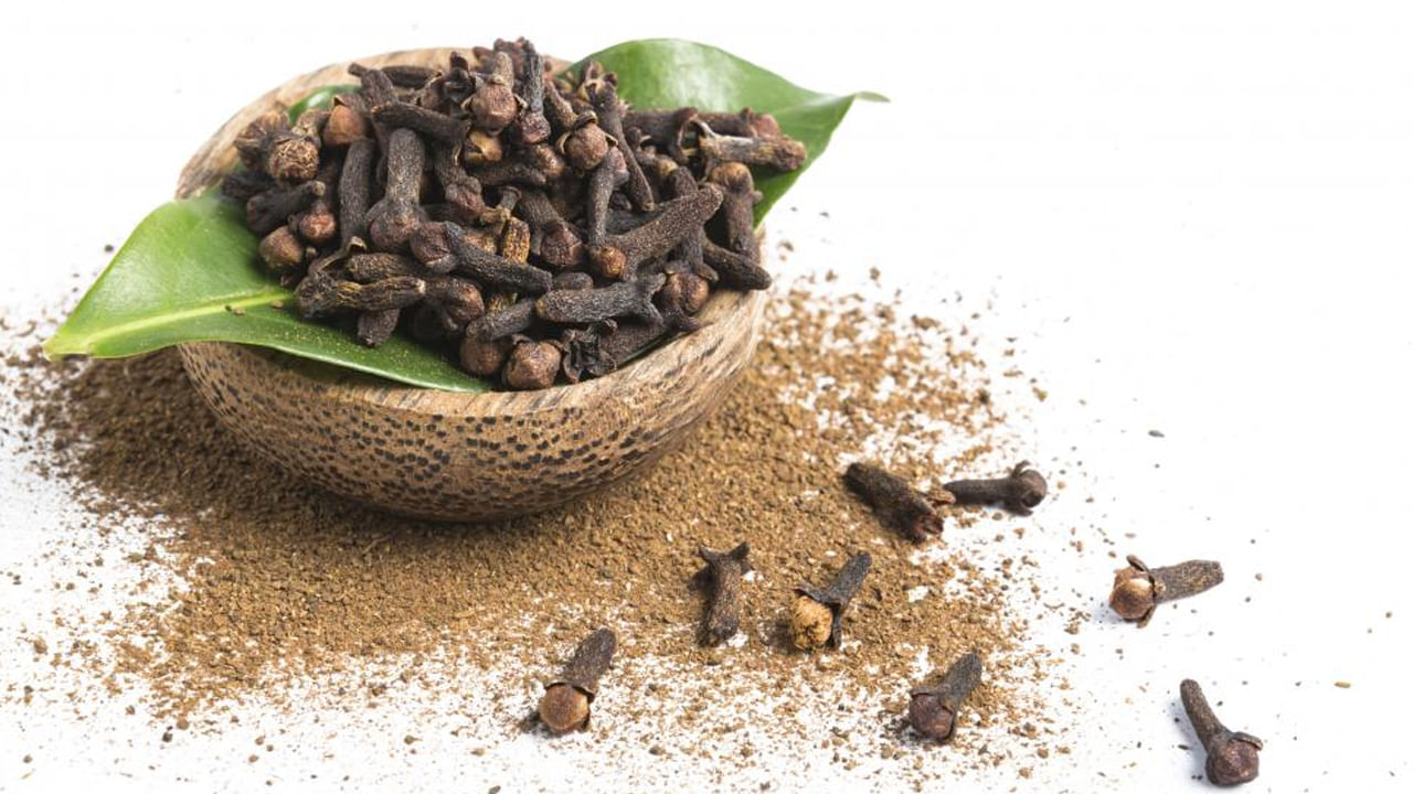 Clove Benefits: రాత్రిపూట నిద్రపోయే ముందు ఒక్క లవంగం తింటే ఆ సమస్యలే దరిచేరవు.. అవేంటంటే..?