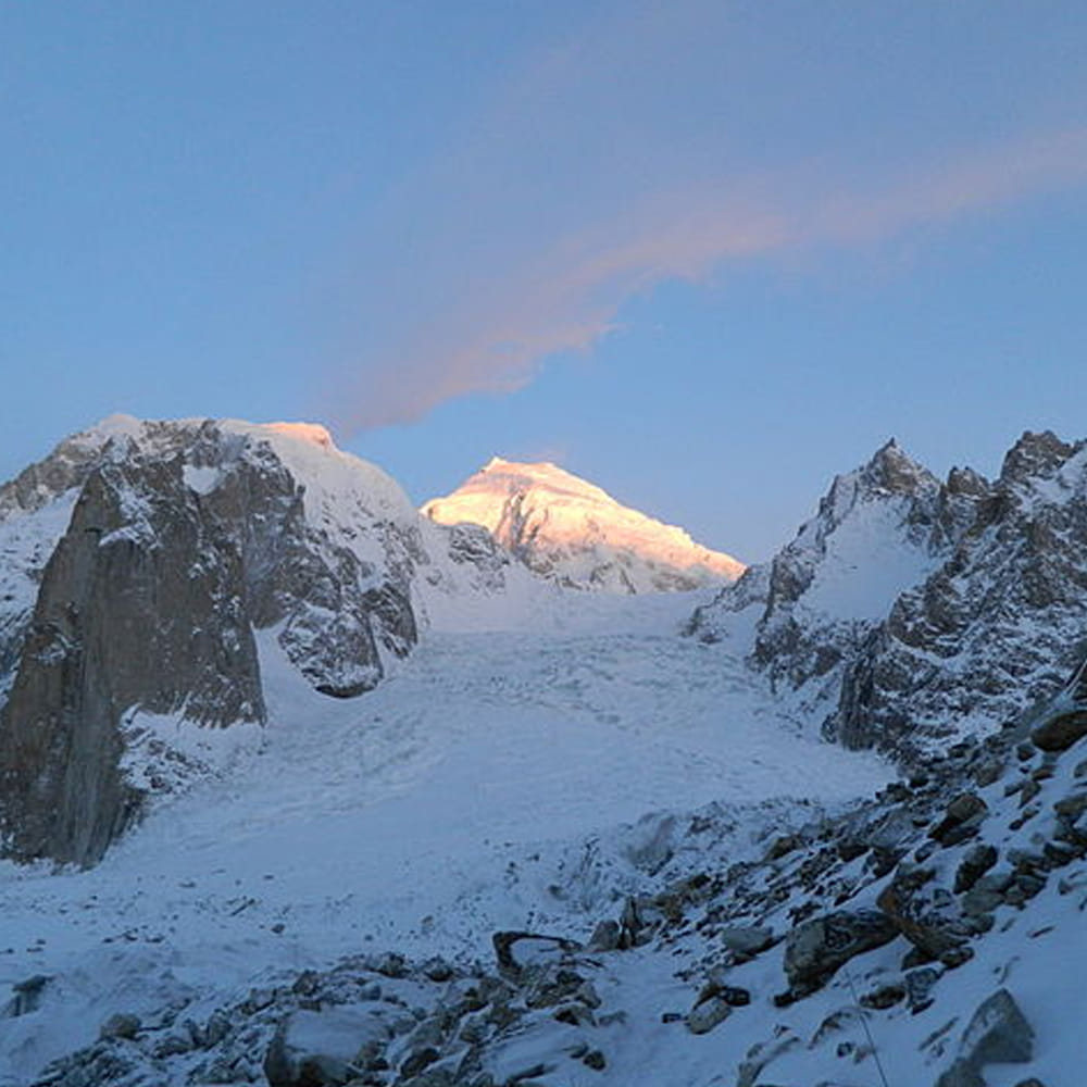 వేసవిలో ఉష్ణోగ్రతలు పెరగడంతో చాలామంది చల్లటి ప్రదేశాల కోసం వెతుకుతారు. అంతేకాదు హాలిడేస్‌ రావడంతో అందమైన ప్రదేశాలు చూడాలని అనుకుంటారు. అలాంటప్పుడు చల్లటి అందమైన ప్రదేశాలు ఇండియాలో చాలా ఉన్నాయి. ఇక్కడ పర్యాటకుల రద్దీ ఎక్కువగా ఉంటుంది. అంతేకాదు ఇక్కడ ఉష్ణోగ్రతలు 25 డిగ్రీలు లేదా అంతకంటే తక్కువగా ఉంటాయి. అలాంటి కొన్ని ప్రదేశాల గురించి తెలుసుకుందాం.