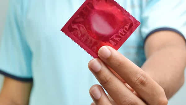 Viral: ఏం స్కెచ్రా బాబూ.. శృంగారం కోసం సాక్స్లో కండోమ్ను దాచాడు.. ఆ తర్వాత.!