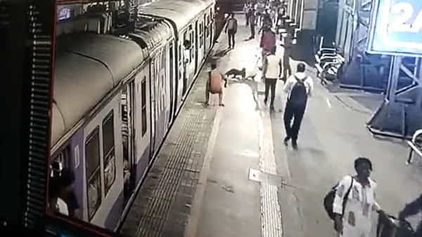 Viral Video: కదులుతున్న రైల్లోంచి కిందపడ్డ వృద్ధుడు.. ఆపద్భాందవుడైన పోలీస్ కానిస్టేబుల్