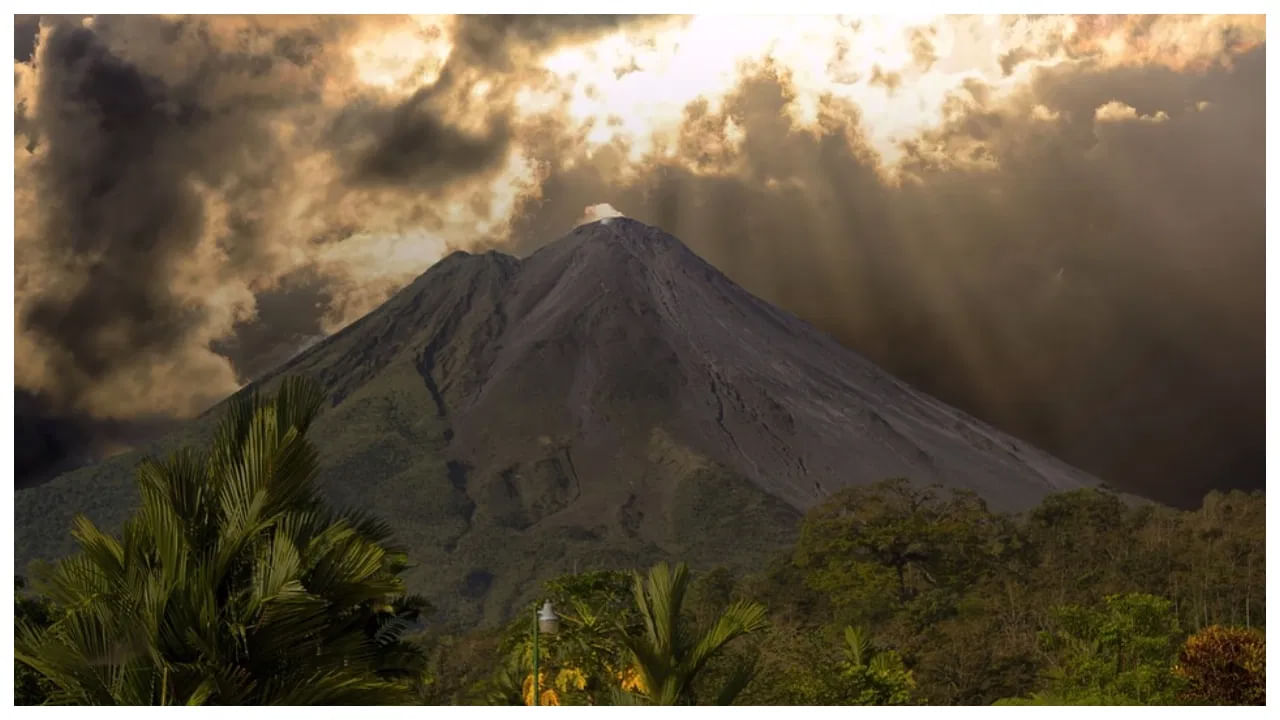 Costa Rica- మీరు కోస్టా రికాకు వెళ్ళవచ్చు.  మీరు ఇక్కడ సర్ఫింగ్, జిప్-లైనింగ్ వంటి అనేక కార్యకలాపాలను ఆస్వాదించవచ్చు.  ఇక్కడి పచ్చటి దృశ్యాలు మిమ్మల్నీ ఆకట్టుకుంటాయి. అదే సమయంలో మీరు బీచ్‌లో కూడా కొంత విశ్రాంతి తీసుకోవచ్చు.