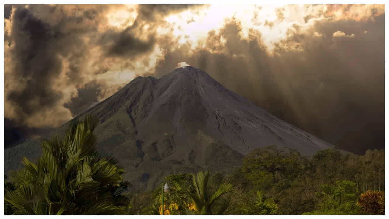 Costa Rica- మీరు కోస్టా రికాకు వెళ్ళవచ్చు. మీరు ఇక్కడ సర్ఫింగ్, జిప్-లైనింగ్ వంటి అనేక కార్యకలాపాలను ఆస్వాదించవచ్చు. ఇక్కడి పచ్చటి దృశ్యాలు మిమ్మల్నీ ఆకట్టుకుంటాయి. అదే సమయంలో మీరు బీచ్లో కూడా కొంత విశ్రాంతి తీసుకోవచ్చు.