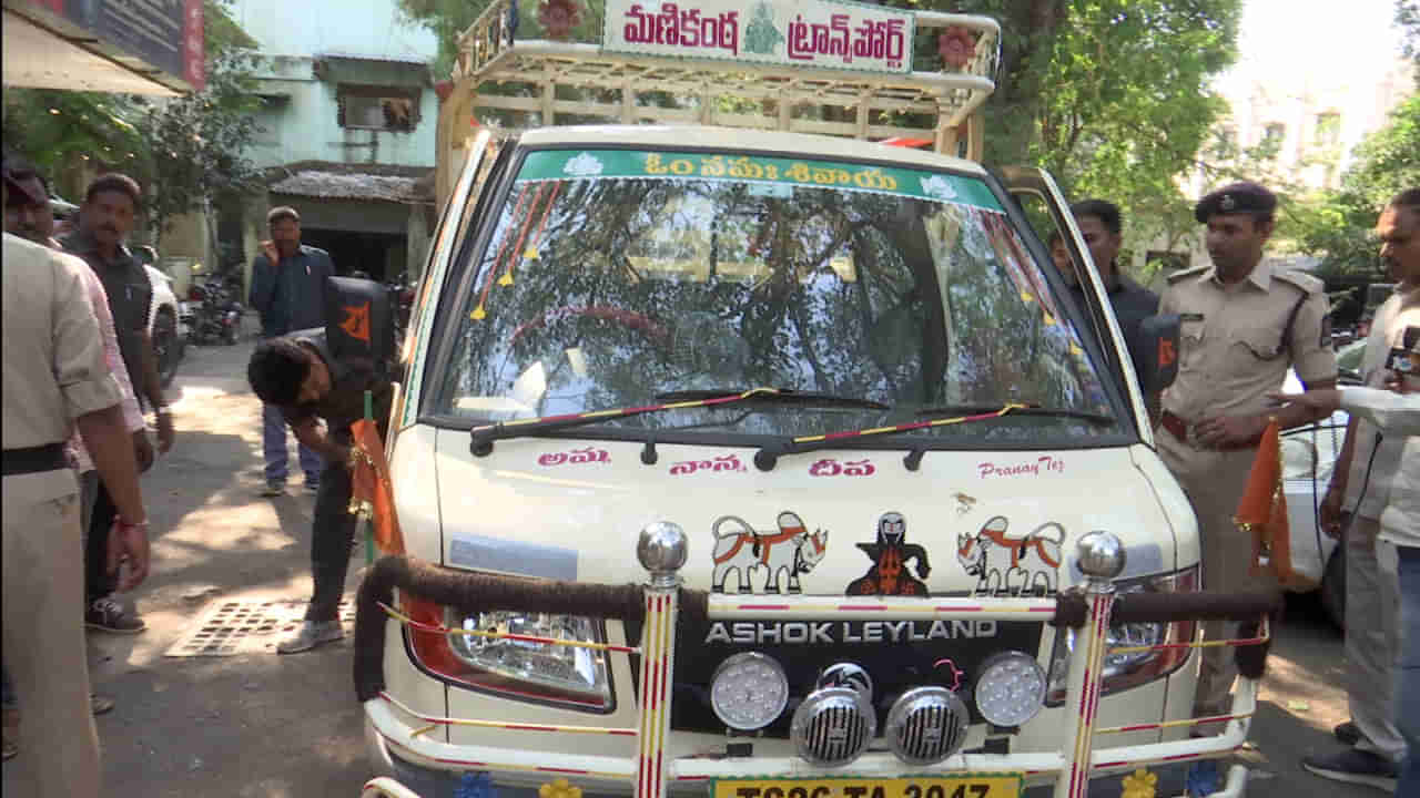 Watch Video: పుష్పా.. తగ్గాల్సిందే.. కొంచెం తేడా కొట్టడంతో బండి ఆపిన పోలీసులు.. తీరా చూసి దెబ్బకు షాక్..