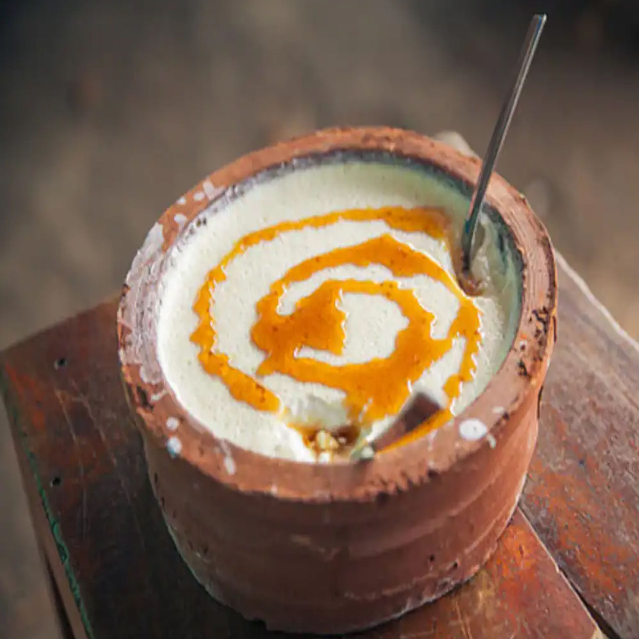 పెరుగులో కొందరు పంచదార(Sugar) కలిపి తింటే, ఉప్పు, కారం కలిపి మరికొందరు తింటుంటారు. కానీ, ఎవరైనా పెరుగులో తేనె కలిపి తింటే మాత్రం, దాని నుంచి ఎక్కువ ప్రయోజనాలను పొందే ఛాన్స్ ఉంది. దీనికి కారణం తేనెలో పోషకాలు పుష్కలంగా ఉండటం వల్ల పెరుగులో కలిపి తింటే అందులో పోషకాలు పెరుగుతాయి.