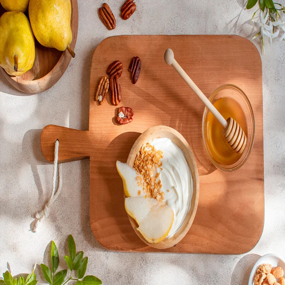 చాన్ స్కూల్ ఆఫ్ పబ్లిక్ హెల్త్ ప్రకారం.. పెరుగు అనేక ప్రయోజనాలను అందిస్తుందని తెలిపింది. పెరుగు ప్రోటీన్, కాల్షియం, ప్రోబయోటిక్స్, ఖనిజాలు, విటమిన్లు, యాంటీఆక్సిడెంట్లకు చాలా మంచి మూలంగా ఉంటుంది. పెరుగును తేనెతో కలిపి తీసుకుంటే చాలా ప్రయోజనాలను పొందవచ్చు. అవేంటో ఇప్పుడు తెలుసుకుందాం.