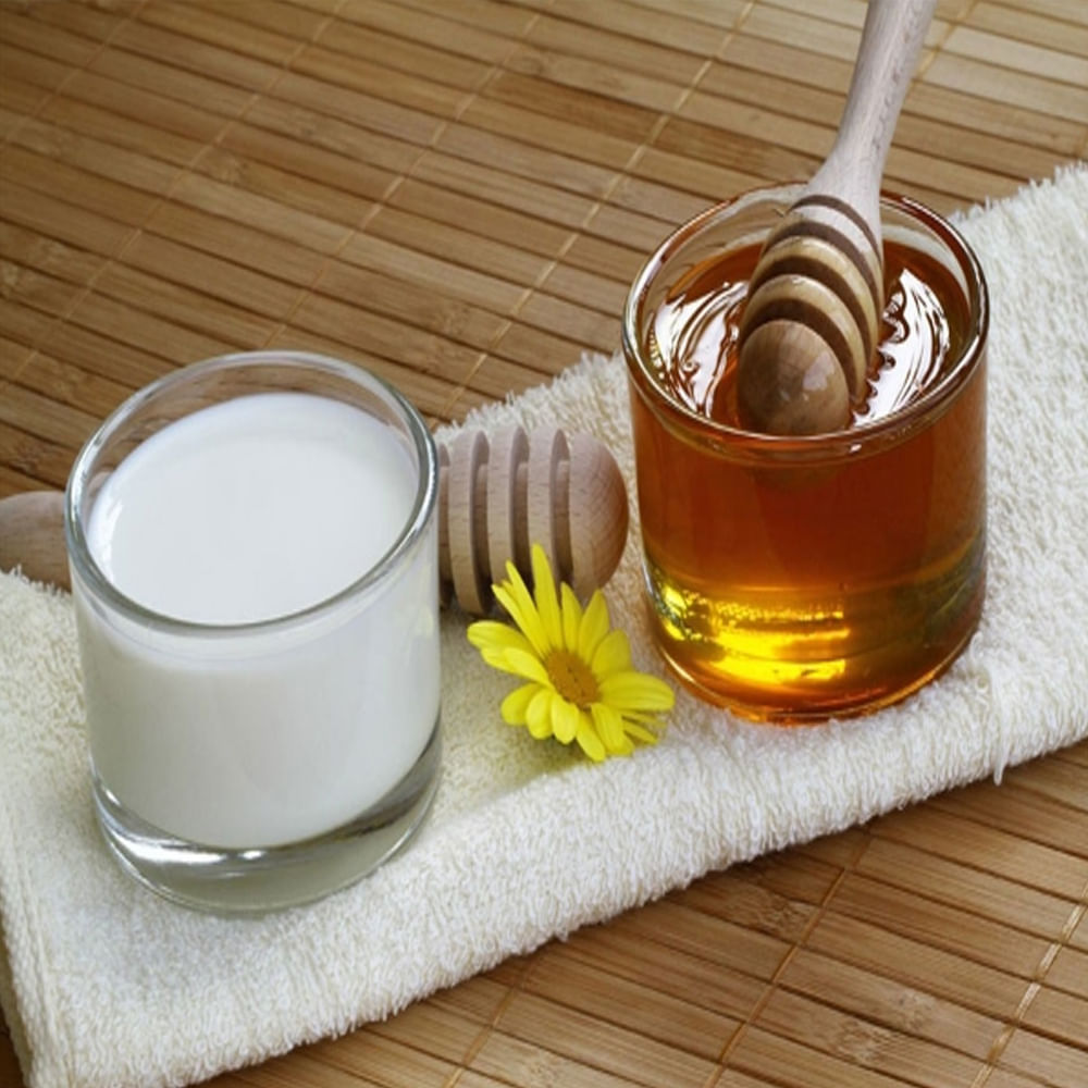 A good source of probiotics. Both honey and yogurt are rich in probiotics.  These primarily include bacteria and yeast.  These help in digestion.  Protects stomach health.  That's why experts suggest everyone to eat curd in summer.  Yogurt can be taken with food or in breakfast.