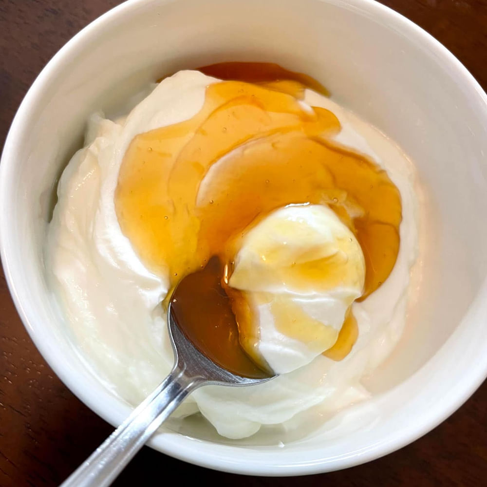 రోగనిరోధక శక్తిని బలోపేతం చేయడంలో..  విటమిన్ సి పెరుగు, తేనెలో లభిస్తుంది. ఇది రోగనిరోధక శక్తిని బలోపేతం చేయడంలో సహాయపడుతుంది. కరోనా మహమ్మారి సమయంలో, రోగనిరోధక శక్తిని పెంచడానికి విటమిన్ సి ఉన్న ఆహారాన్ని తినమని సలహా ఇచ్చారని మనకు తెలిసిందే.