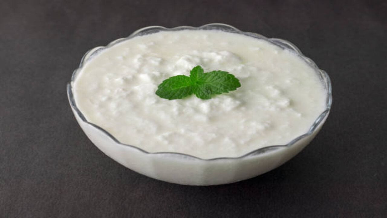 Experts say that curd should not be eaten at night because curd is very solid and takes a long time to digest and may increase acidity in the stomach, so most adults used to say that curd should not be eaten at night. But it is said that yogurt must be taken during the day.