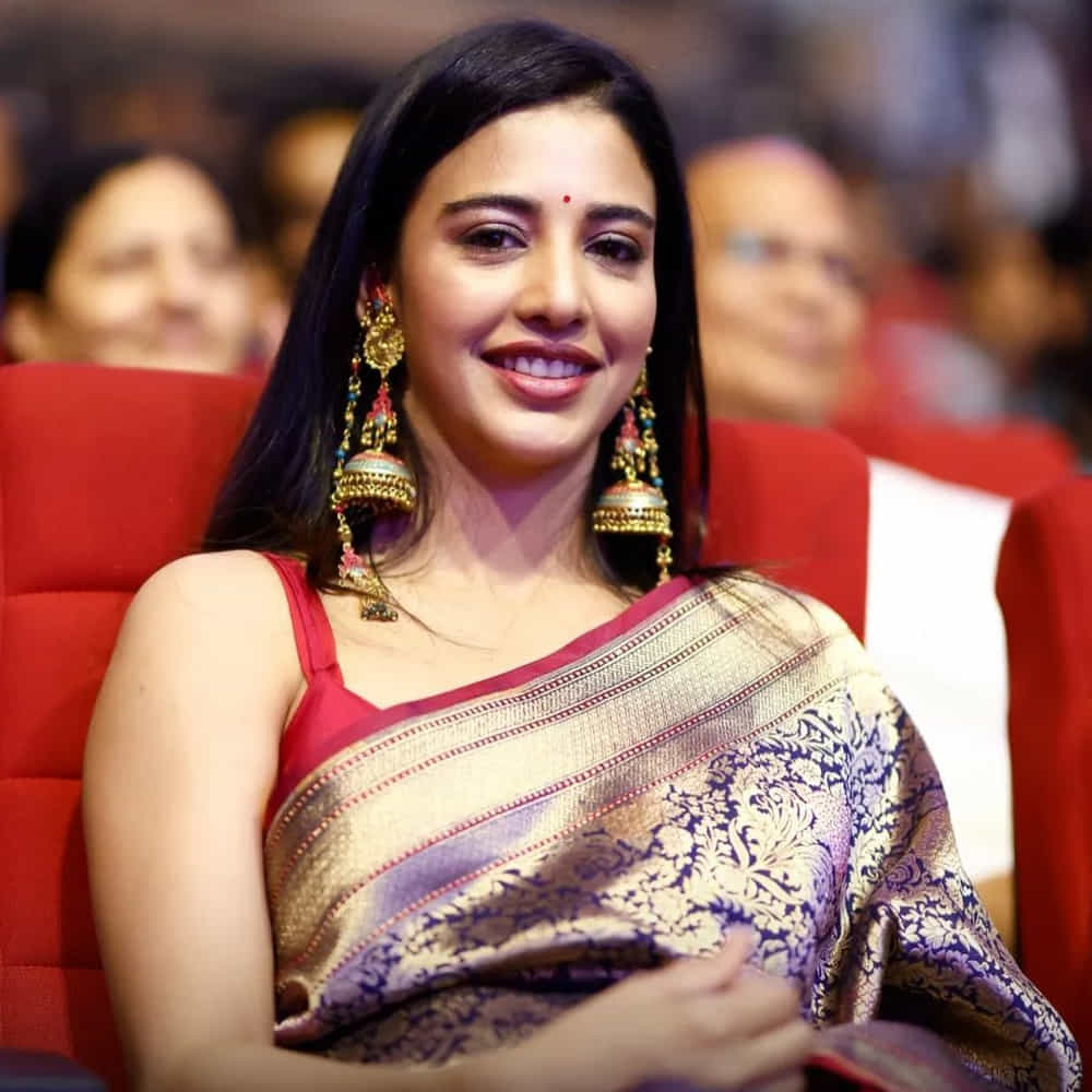 దక్షా నాగర్కర్.. ఈ చిన్నదాని గురించి ప్రత్యేకంగా చెప్పాల్సిన అవసరం లేదు. హోరాహోరి అనే సినిమాతో హీరోయిన్ గా పరిచయం అయిన  దక్షా.. హుషారు , జాంబీ రెడ్డి సినిమాలతో మంచి గుర్తింపు తెచ్చుకుంది. ఇక ఇన్ స్టా , ట్విటర్ ఖాతాల్లో భారీగా ఫాలోవర్స్ ని పెంచుకుని.. ఎప్పటికప్పుడు కొత్త ఫోటోలతో హాట్ ట్రీట్ ఇస్తుంది ఏ చిన్నది. తాజా ఫొటోస్ చూస్తే ఎవరైనా పడిపోవాల్సిందే..
