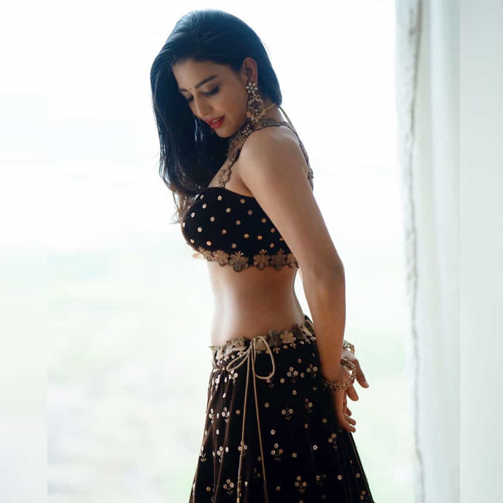 దక్షా నాగర్కర్.. ఈ చిన్నదాని గురించి ప్రత్యేకంగా చెప్పాల్సిన అవసరం లేదు. హోరాహోరి అనే సినిమాతో హీరోయిన్ గా పరిచయం అయిన  దక్షా.. హుషారు , జాంబీ రెడ్డి సినిమాలతో మంచి గుర్తింపు తెచ్చుకుంది. ఇక ఇన్ స్టా , ట్విటర్ ఖాతాల్లో భారీగా ఫాలోవర్స్ ని పెంచుకుని.. ఎప్పటికప్పుడు కొత్త ఫోటోలతో హాట్ ట్రీట్ ఇస్తుంది ఏ చిన్నది. తాజా ఫొటోస్ చూస్తే ఎవరైనా పడిపోవాల్సిందే..