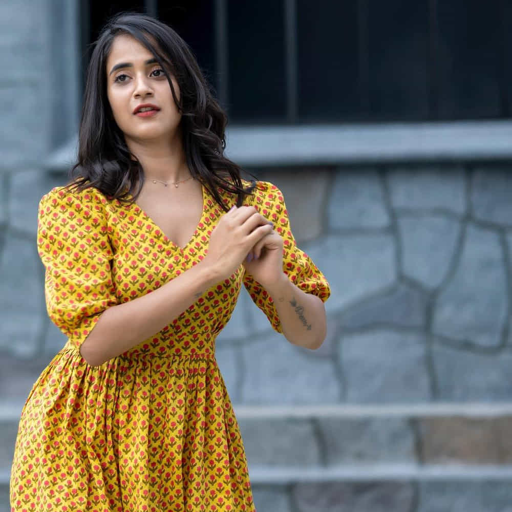 సోషల్ మీడియాతో సెలబ్రిటీగా మారిన దీప్తి సునయన గురించి అందరికీ పరిచయమే. డబ్ స్మాష్ వీడియోలతో మంచి గుర్తింపును అందుకున్న ఈ బ్యూటీ బిగ్ బాస్ లో కూడా అవకాశాన్ని అందుకుంది. వెండితెరపై కూడా నటించింది.