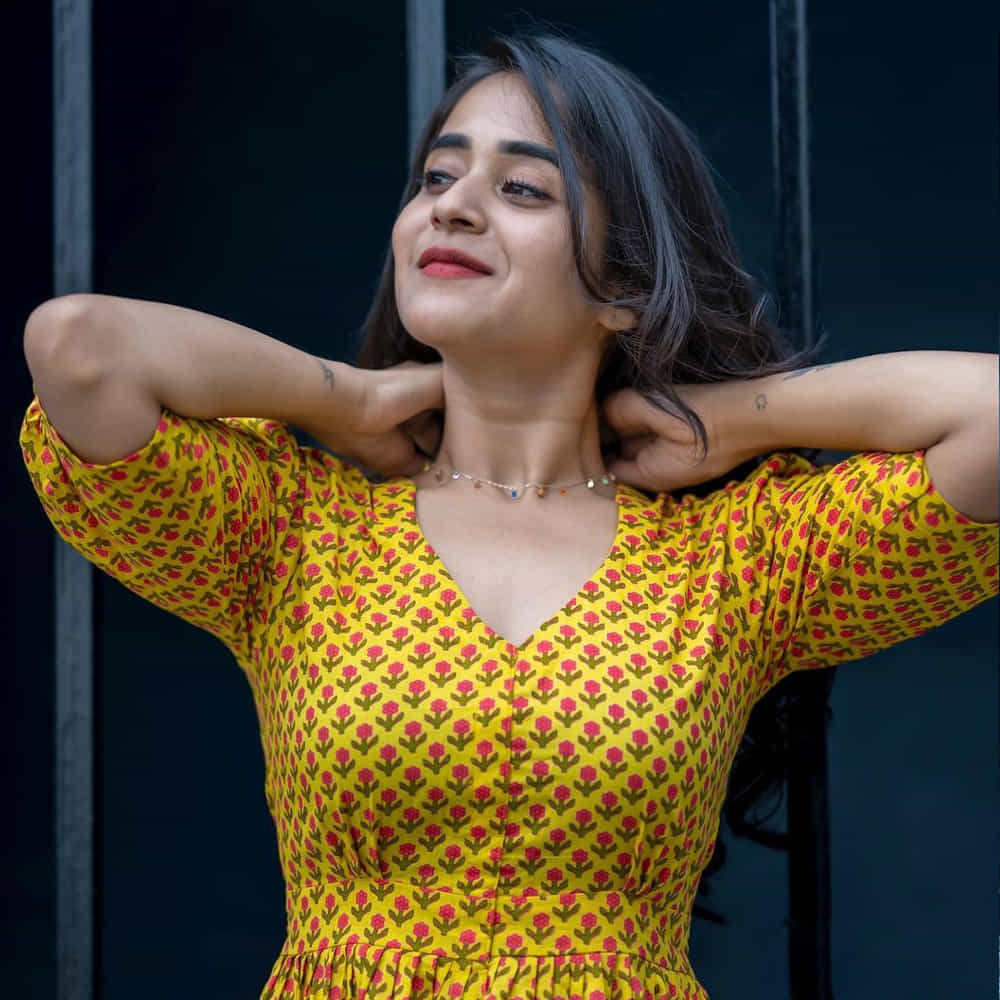 సోషల్ మీడియాతో సెలబ్రిటీగా మారిన దీప్తి సునయన గురించి అందరికీ పరిచయమే. డబ్ స్మాష్ వీడియోలతో మంచి గుర్తింపును అందుకున్న ఈ బ్యూటీ బిగ్ బాస్ లో కూడా అవకాశాన్ని అందుకుంది. వెండితెరపై కూడా నటించింది.