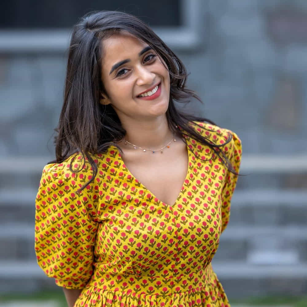 సోషల్ మీడియాతో సెలబ్రిటీగా మారిన దీప్తి సునయన గురించి అందరికీ పరిచయమే. డబ్ స్మాష్ వీడియోలతో మంచి గుర్తింపును అందుకున్న ఈ బ్యూటీ బిగ్ బాస్ లో కూడా అవకాశాన్ని అందుకుంది. వెండితెరపై కూడా నటించింది.