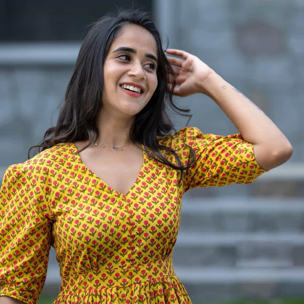 సోషల్ మీడియాతో సెలబ్రిటీగా మారిన దీప్తి సునయన గురించి అందరికీ పరిచయమే. డబ్ స్మాష్ వీడియోలతో మంచి గుర్తింపును అందుకున్న ఈ బ్యూటీ బిగ్ బాస్ లో కూడా అవకాశాన్ని అందుకుంది. వెండితెరపై కూడా నటించింది.