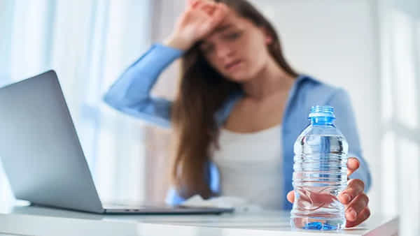 Dehydration: డీహైడ్రేషన్కు గురైనప్పుడు మన శరీరంలో కనిపించే సంకేతాలు ఇవే.!