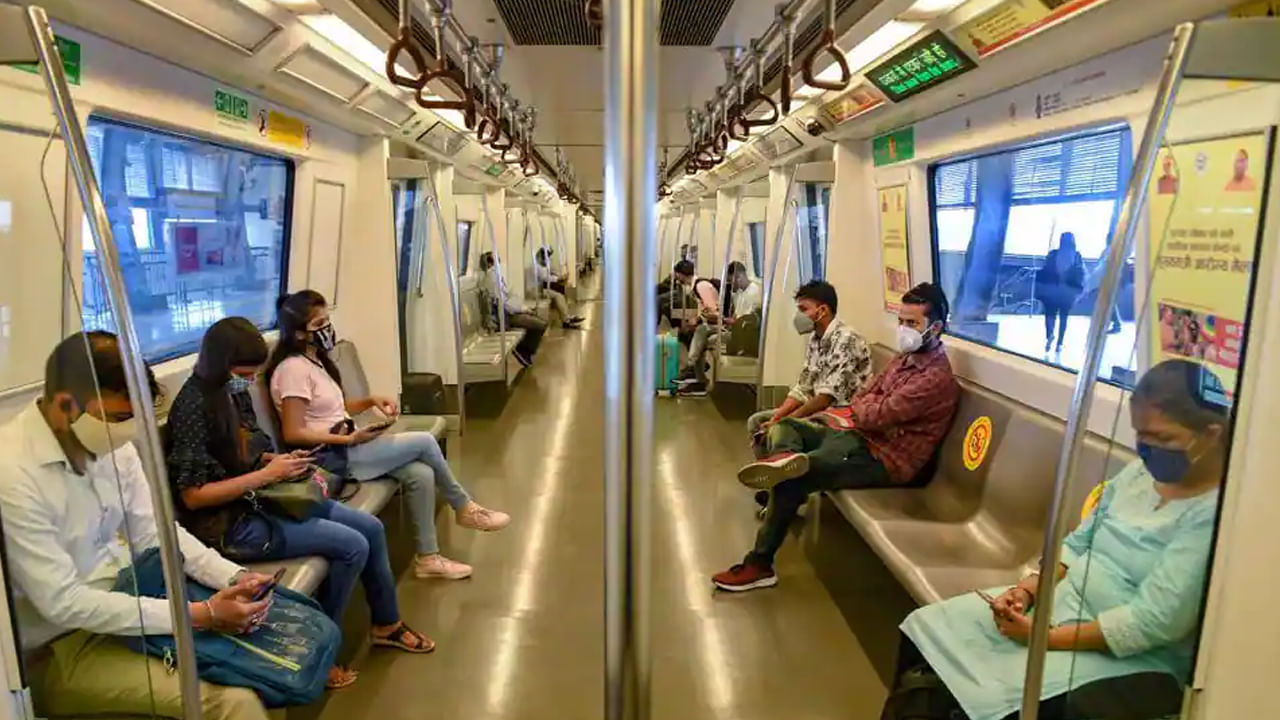 Delhi Metro: వీళ్లంతా ఒక్కటే బ్యాచ్.. మెట్రోలో ఓపెన్‌గా గలీజ్ పనులు.. ఎందుకు పుడుతారో ఏంటో..?