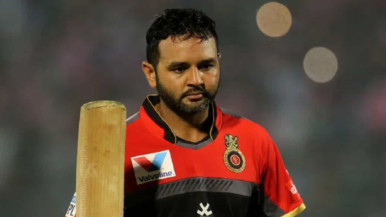అవును, ధావన్ కంటే ముందుగా రాయల్ చాలెంజర్స్ బెంగళూరు మాజీ ఆటగాడు పార్థివ్ పటేల్ మాత్రమే ఈ అరుదైన లిస్టులో ఉన్నాడు. 2019 ఐపీఎల్ సీజన్‌లో  చెన్నై సూపర్ కింగ్స్‌తో జరిగిన మ్యాచ్‌లో ఆర్‌సీబీకి శుభారంభం ఇచ్చిన పార్థివ్ పటేల్ చివరి వరకు క్రీజులోనే ఉన్నాడు. తనతో పాటు వచ్చిన ఓపెనర్ నుంచి నిలిచి 11వ ఆటగాడు మహ్మద్ సిరాజ్‌ వరకు అందరితోనూ జతకట్టాడు. 