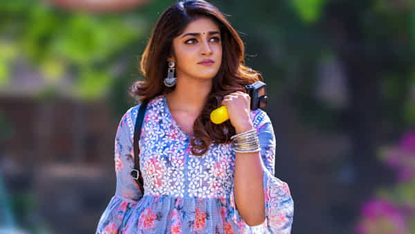 Dimple Hayathi: ఐపీఎస్ ఆఫీసర్ కారును తన్నిన డింపుల్ హయాతి.. జూబ్లీహిల్స్ పోలీస్స్టేషన్లో కేసు నమోదు..