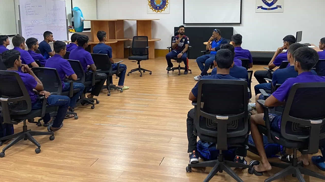 IPL 2023: బెంగళూరులోని నేషనల్ క్రికెట్ అకాడమీలో జరిగిన అండర్-16 ఆటగాళ్ల ప్రత్యేక శిబిరంలో రాయల్ చాలెంజర్స్ వికెట్ కీపర్, బ్యాట్స్మ్యాన్ దినేష్ కార్తీక్ కనిపించాడు. ఈ అండర్-16 శిబిరంలో పాల్గొన్న దినేష్ కార్తీక్ యువ క్రికెటర్లతో ముచ్చటించాడు. అతను వారికి తమ కలలను వెంబడించడానికి అవసరమైన విలువైన సలహాలను, ఇంకా తన జీవితంలోని పాఠాలను కూడా వివరించాడు.