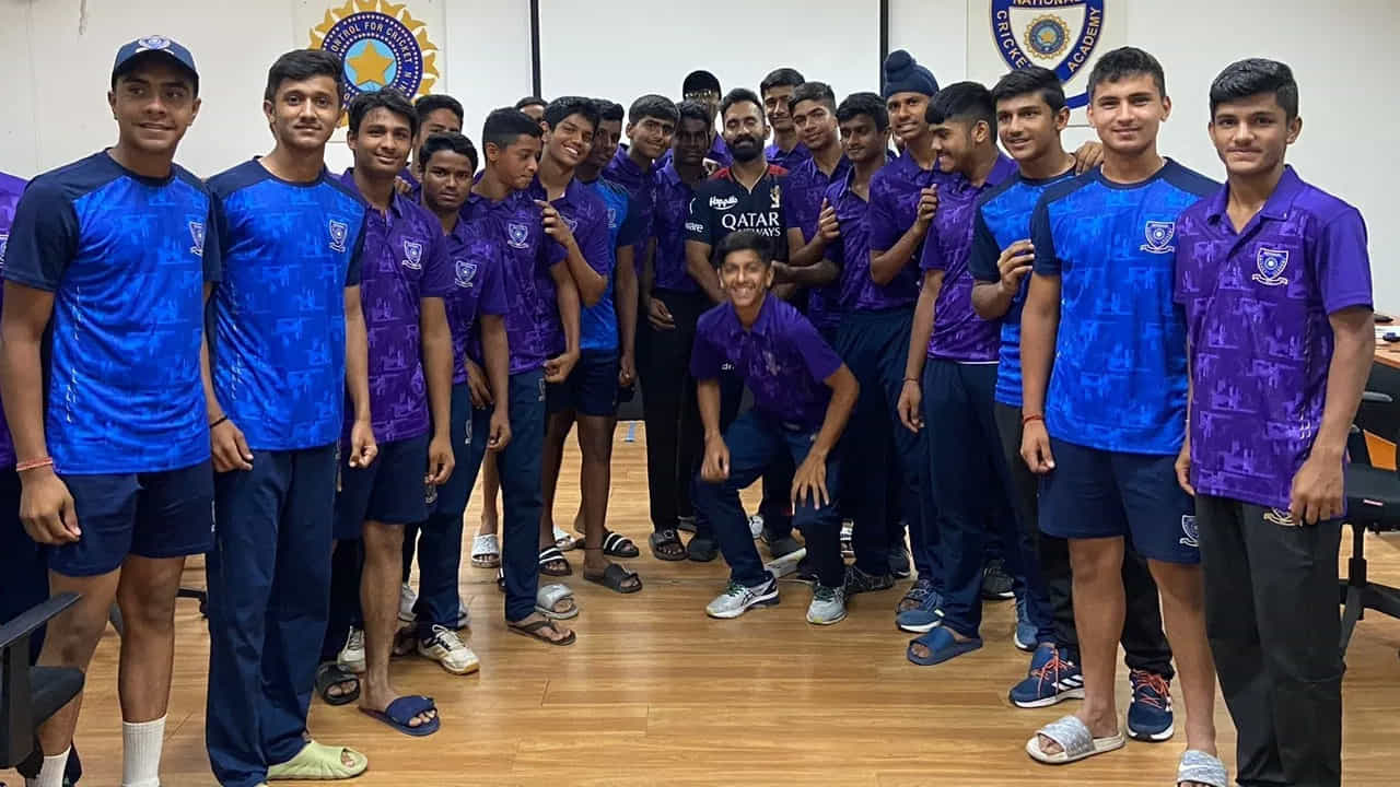 ఈ స్పెషల్ ఇంటరాక్షన్కి సంబంధించిన ఫోటోలు ప్రస్తుతం సోషల్ మీడియాలో వైరల్ అయ్యాయి. అయితే ఈ ఫోటోలు వైరల్ అవుతున్న క్రమంలో డీకే ట్రోల్ కూడా కావడం విశేషం.