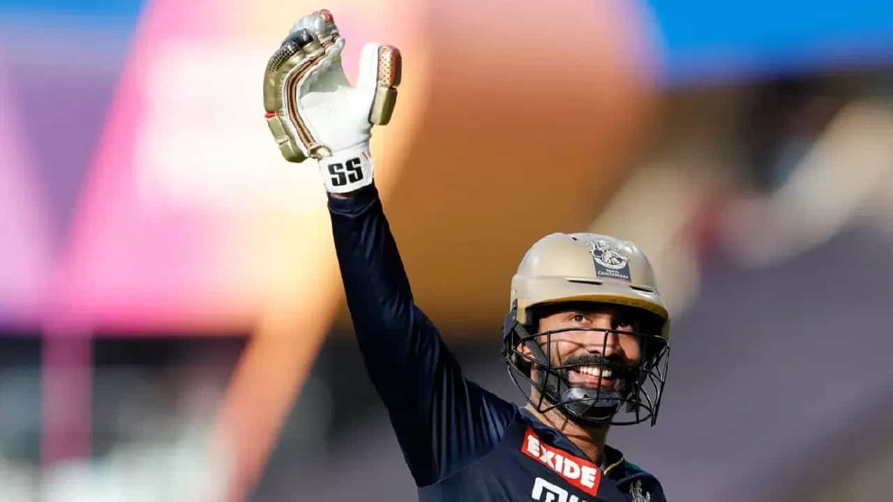 ఎందుకంటే ఈ ఐపీఎల్లో దినేష్ కార్తీక్ పేలవ ప్రదర్శన చేస్తున్నాడు. 8 మ్యాచ్లు ఆడిన డీకే 83 పరుగులు మాత్రమే చేశాడు. అంటే ఆ జట్టుకి ఫినిషర్గా ఉన్న కార్తీక్ తన బ్యాటింగ్లో 11.86 పరుగులు మాత్రమే చేశాడు.
