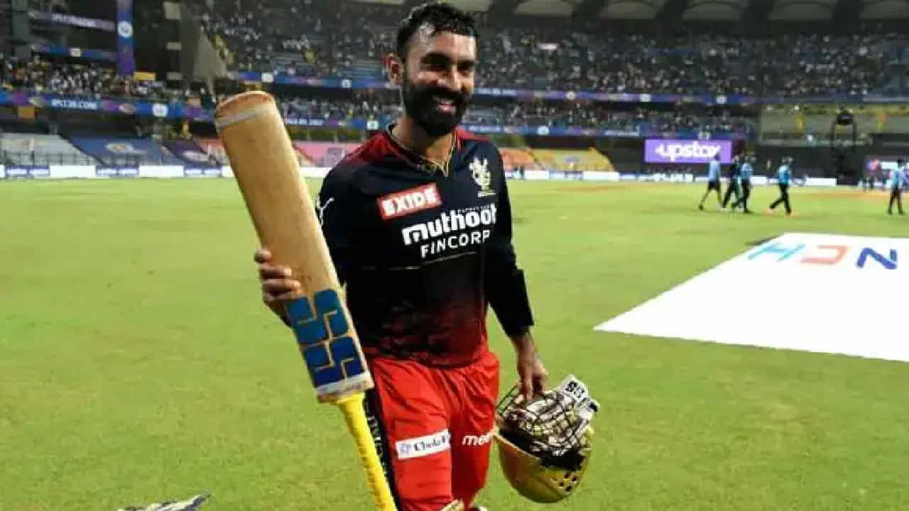 అండర్-16 ఆటగాళ్లతో ఇంటరాక్ట్ అయిన దినేష్ కార్తీక్ ఇప్పుడు ట్రోల్స్కు ఫోజులిచ్చాడు. అయితే, లక్నో సూపర్జెయింట్తో జరిగిన మ్యాచ్లో అతను తన పాత స్వభావాన్ని ప్రదర్శించి ట్రోల్స్కు బ్యాట్తో సమాధానం ఇస్తాడో లేదో వేచి చూడాలి.