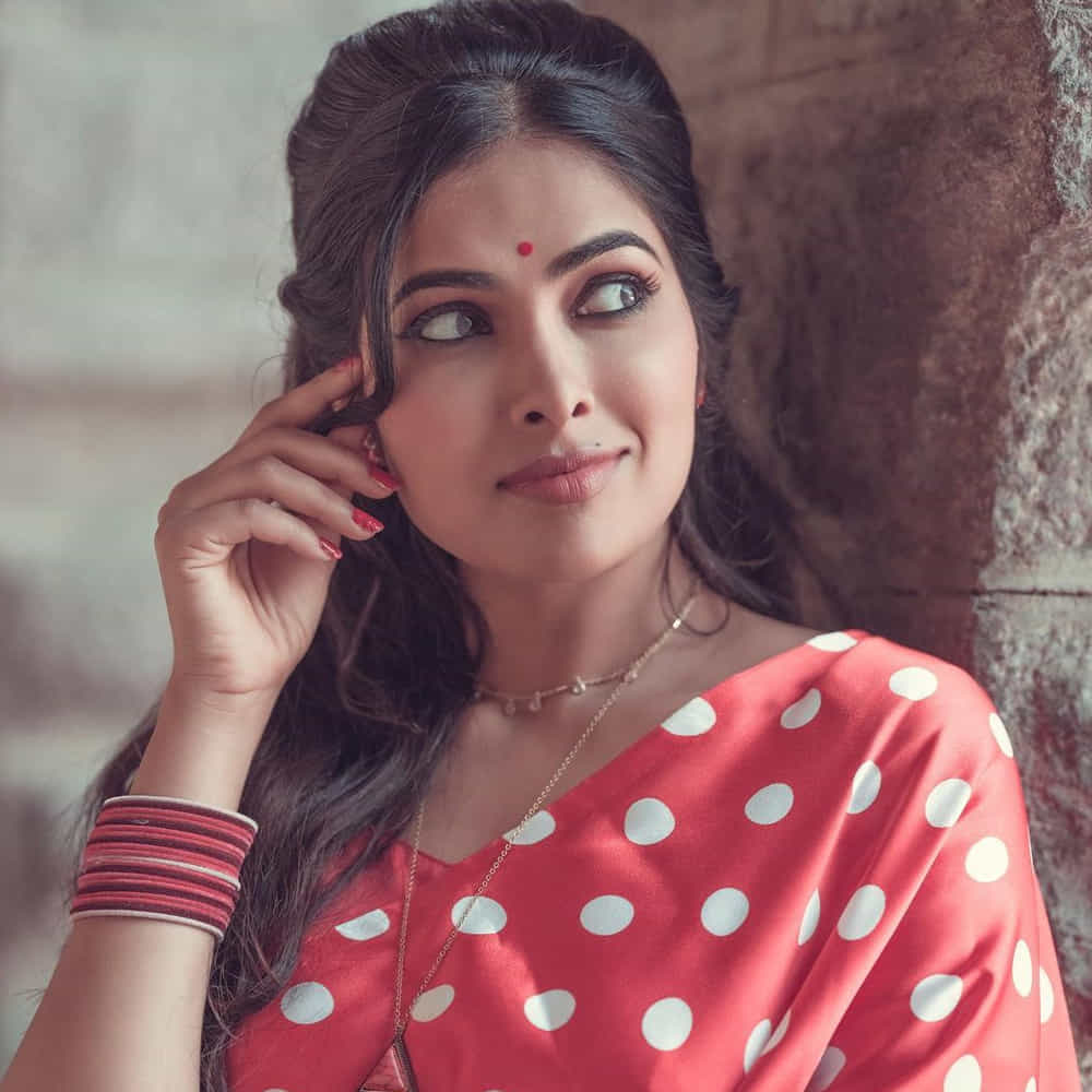 బిగ్బాస్ 4వ సీజన్తో తెలుగు ప్రేక్షకులకు పరిచయమైంది దివి వైద్య. తనదైన చలాకీ తనం, అందమైన కళ్లతో కట్టిపడేసిన ఈ చిన్నది. అనతి కాలంలోనే మంచి పాపులారిటీ సంపాదించుకుంది. సోషల్ మీడియాలో యాక్టివ్గా ఉండే ఈ బ్యూటీ