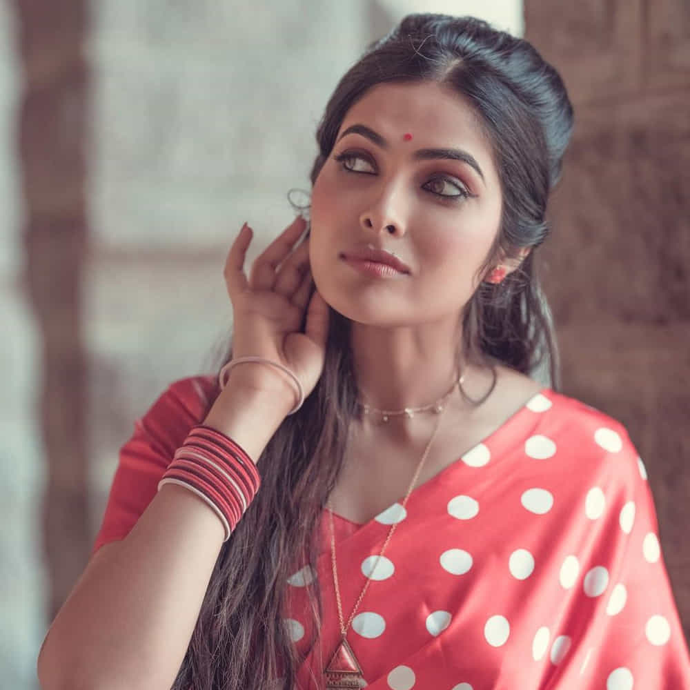 బిగ్బాస్ 4వ సీజన్తో తెలుగు ప్రేక్షకులకు పరిచయమైంది దివి వైద్య. తనదైన చలాకీ తనం, అందమైన కళ్లతో కట్టిపడేసిన ఈ చిన్నది. అనతి కాలంలోనే మంచి పాపులారిటీ సంపాదించుకుంది. సోషల్ మీడియాలో యాక్టివ్గా ఉండే ఈ బ్యూటీ