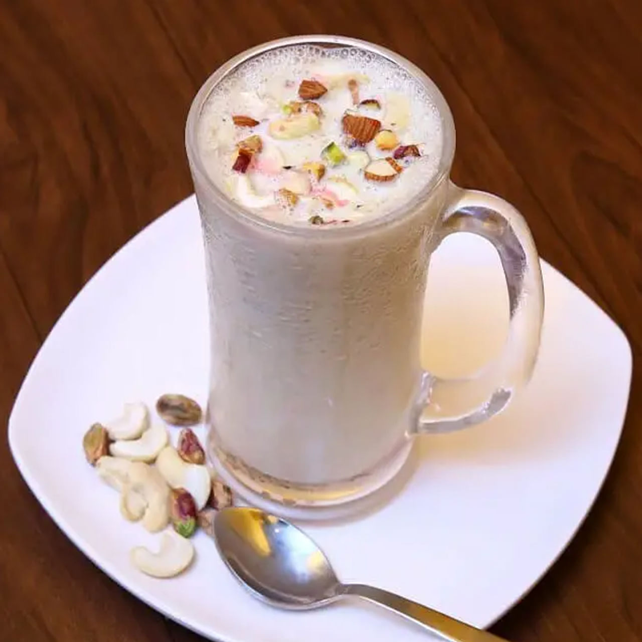 శరీరానికి శక్తిని అందించడానికి వేసవి తాపాన్ని తట్టుకోవడానికి తినే ఆహారంలో మార్పులు చేసుకోవడం తప్పనిసరి. ముఖ్యంగా బిర్యానీ, మసాల వంటి ఆహారపదార్ధాలు దూరంగా ఉండడమే కాదు… వేసవి నుంచి ఉపశమనం కోసం ఎక్కువగా శరీరానికి పోషకాలు, శక్తినిచ్చే డ్రింక్స్ ను తీసుకోవడం సర్వసాధారణం.