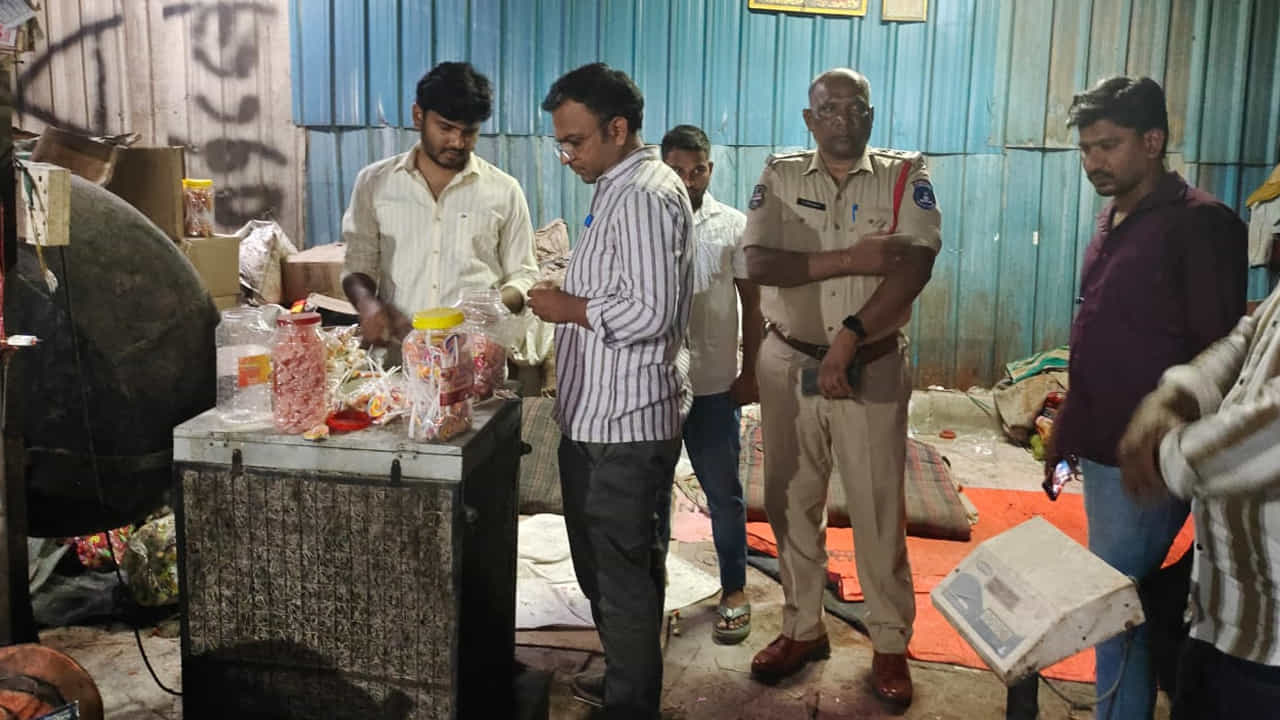 అయితే.. హైదరాబాద్ శివారు ప్రాంతాల్లో ఇలాంటి గోదాంలు ఇంకా ఎన్ని ఉన్నాయనేది ఇప్పుడు ప్రశ్నార్థకంగా మారింది. వాటిని గుర్తించి, చిన్నపిల్లల ప్రాణాలతో ఆటలాడుకుంటున్న కేటుగాళ్లను కఠినంగా శిక్షించాలని కోరుతున్నారు. ఈ క్రమంలో రాజేంద్ర నగర్ సర్కిల్ ఫుడ్ ఇన్స్పెక్టర్ సయ్యద్ సిరాజ్ అహ్మద్ టీవీ9 తో ప్రత్యేకంగా మాట్లాడారు. రాజేంద్రనగర్ సర్కిల్ లో ఓ రేకుల షేడ్ లో నాణ్యతలేని చాక్లెట్స్ తయారు చేస్తున్నారన్నారు. వీరికి లైసెన్స్ కూడా లేదని.. మార్చి నెలలో వీరి లైసెన్స్ గడువు పూర్తయినట్లు తెలిపారు.