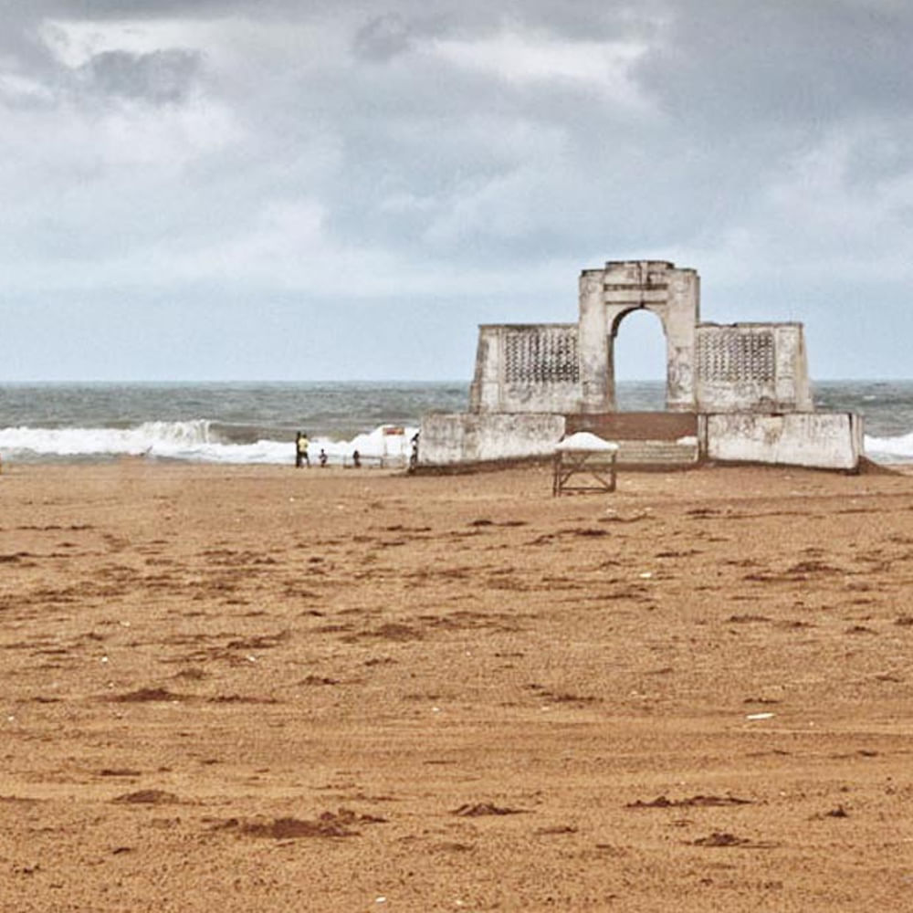 చెన్నైలోని ఇలియట్ బీచ్: చెన్నైలోని ఇలియట్ బీచ్ ఎంతో అందంగా ఉంటుంది. కుటుంబంతో కలిసి వెకేషన్కు వెళ్లాలనుకునేవారికి ఇది అనువైన ప్రదేశం. ఇది చెన్నై నుంచి 14 కిలోమీటర్ల దూరంలో ఉంది. ఈ బీచ్ చుట్టూ పలు దేవాలయాలు కూడా ఉన్నాయి.